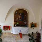 Torniamo su via della Minerva e prendiamo a sinistra via Giotto fino a raggiungere l�arco della Madonna della Porta, che prende il nome dalla vicina chiesa matrice. Qui per valorizzare l�icona � stato allestito un altarino con una candida tovaglia e cassette di legno colorate in cui sono inserite delle piantine